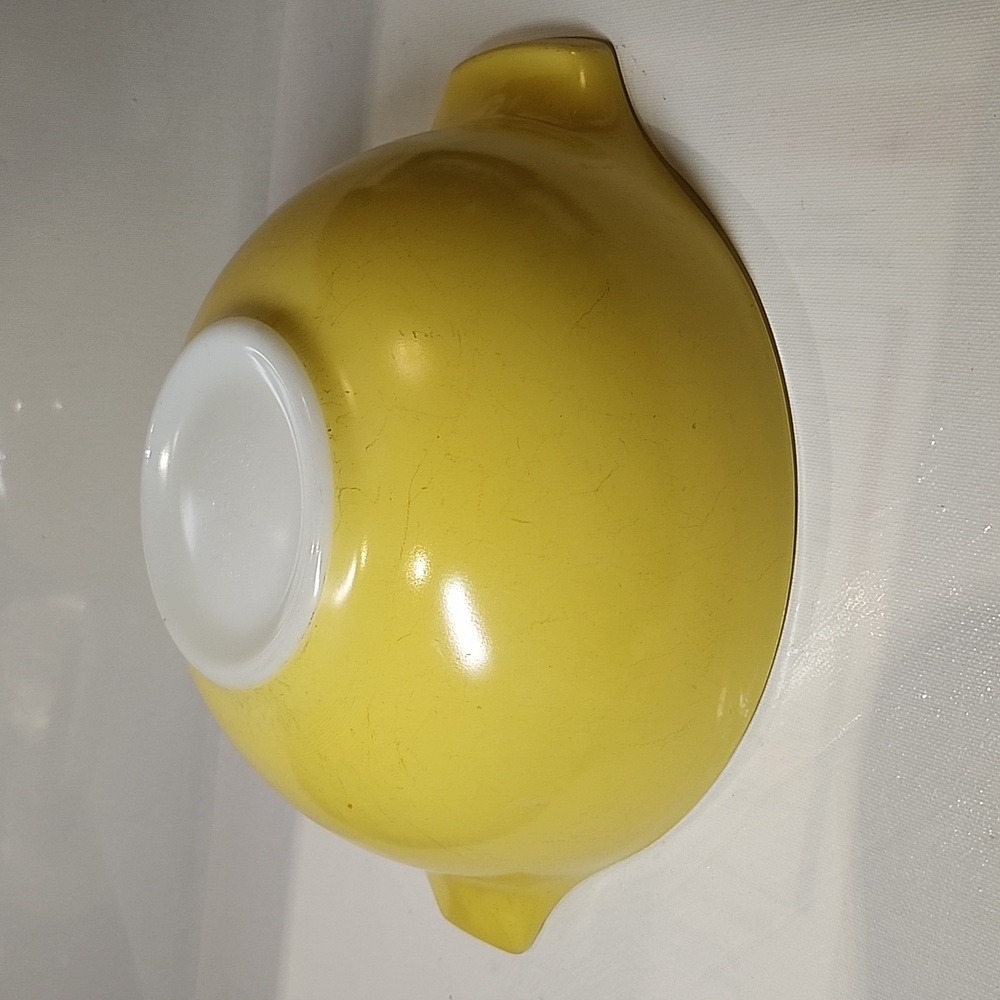 Vintage Pyrex primary yellow color Cinderella nesting mixing bowl 443-2.5l
